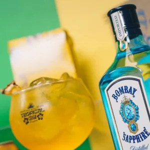Pack Tropical Gin - Bombay London Dry 750ml + 4x Red Bull Yellow 250cc